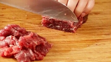 葱爆牛肉,将牛里脊清洗一下，逆着纹路切成薄片，越薄越好。