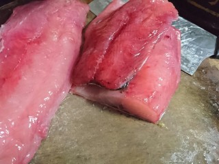 #年年有鱼#家常刨盐鱼,新鲜草鱼去头尾切块，冷水清洗，用盐腌制2天备用