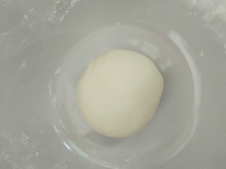 百财水饺,另外150g面粉加清水和成面团，盖保鲜膜醒20分钟