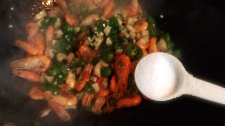 杭椒香菇炒河虾,加一小勺细盐