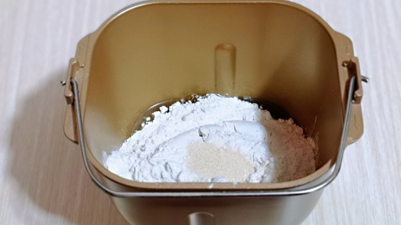 香甜松软的喜饼,加入面粉，最后加入酵母粉，启动面包机，揉面15分钟。