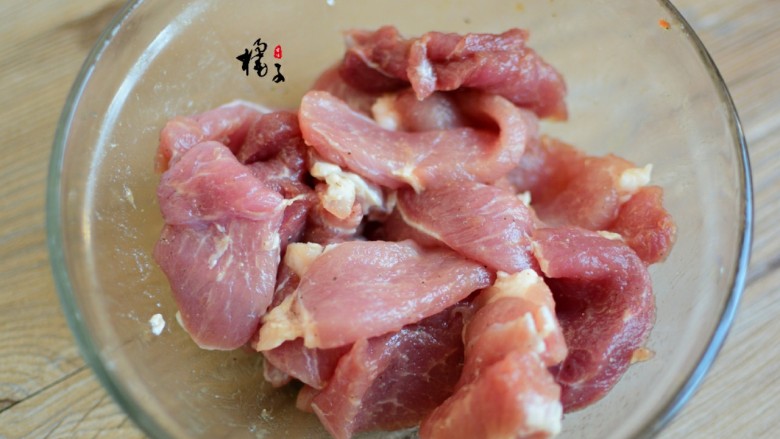 #猪年#干炸小酥肉,拌匀，腌制十五分钟