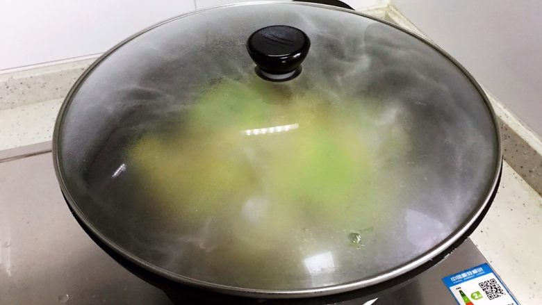 杏鲍菇包菜炒酱油肉,盖上锅盖，转小火，焖煮2分钟