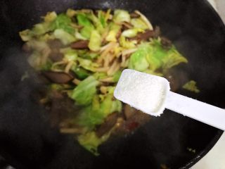 杏鲍菇包菜炒酱油肉,加一小勺细砂糖，翻炒均匀，即可