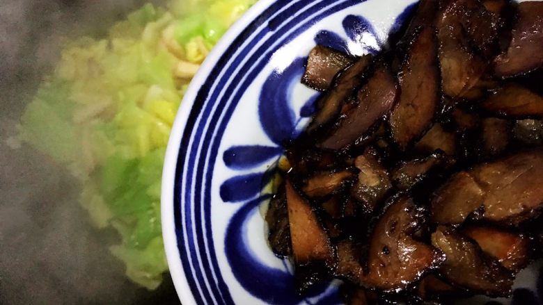 杏鲍菇包菜炒酱油肉,加入酱油肉