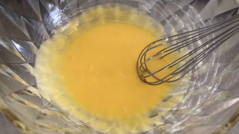 椰蓉餐包,分3次加入蛋液，每次10克，搅拌均匀后再加入下一次