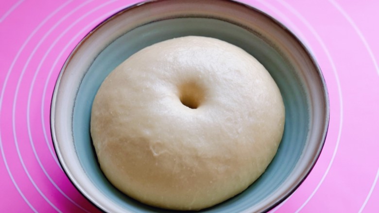 香甜松软的喜饼,发酵好的面团是原来的两倍大，用手指摁一下不回缩，不塌陷即为发酵完成。