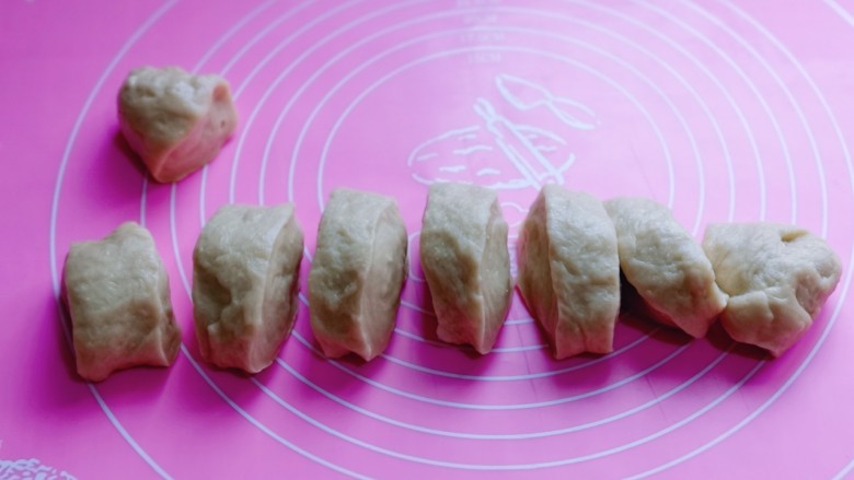 香甜松软的喜饼,将发酵好的面团分割8等份，盖上保鲜膜松弛10分钟。