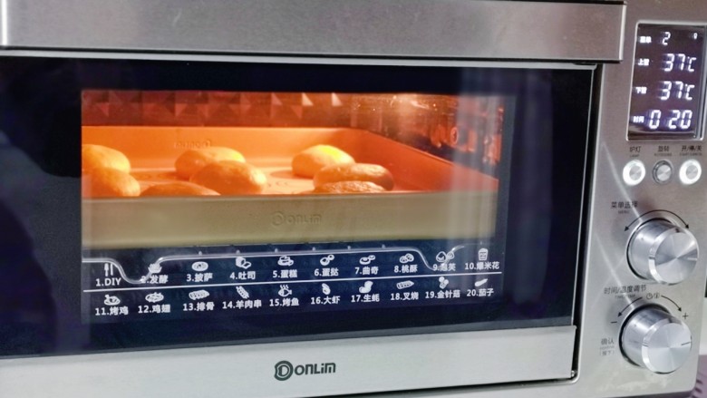 香甜松软的喜饼,放入烤箱中层37°二次发酵20分钟。