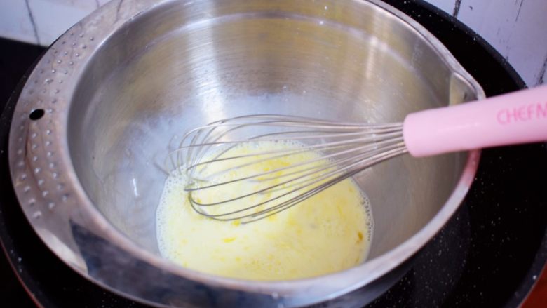 原味麻薯包,隔热水搅拌至温热，鸡蛋融化