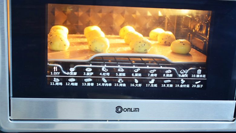 原味麻薯包,放入预热好的东菱烤箱，上下火170度，中层烤25分钟，焖2分钟再取出，如果出炉后的麻薯包会回缩，那说明烤的时间不足，要继续烘烤喔！
