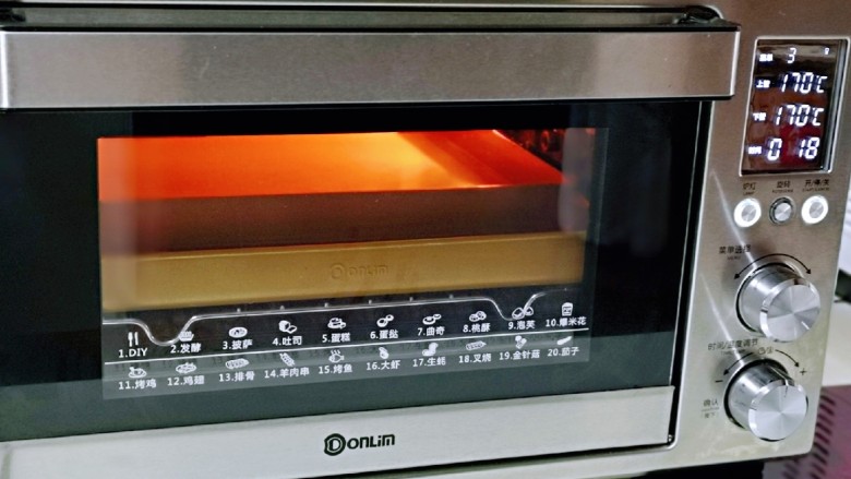 香甜松软的喜饼,上下170°烤18-20分钟。(注意观察上色情况）