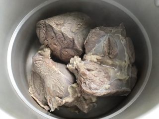 酱牛肉（高压锅版）,控干水分之后放入高压锅