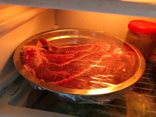 酱牛肉（高压锅版）,包上保鲜膜，放入冰箱冷藏一晚