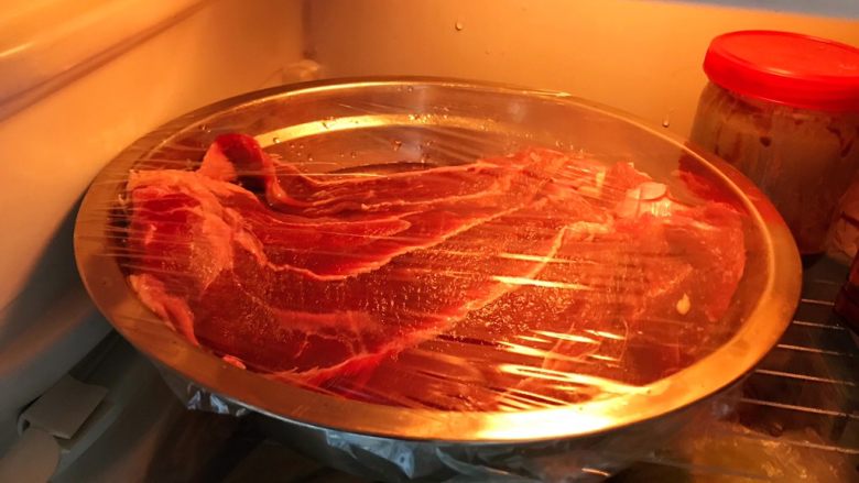 酱牛肉（高压锅版）,包上保鲜膜，放入冰箱冷藏一晚