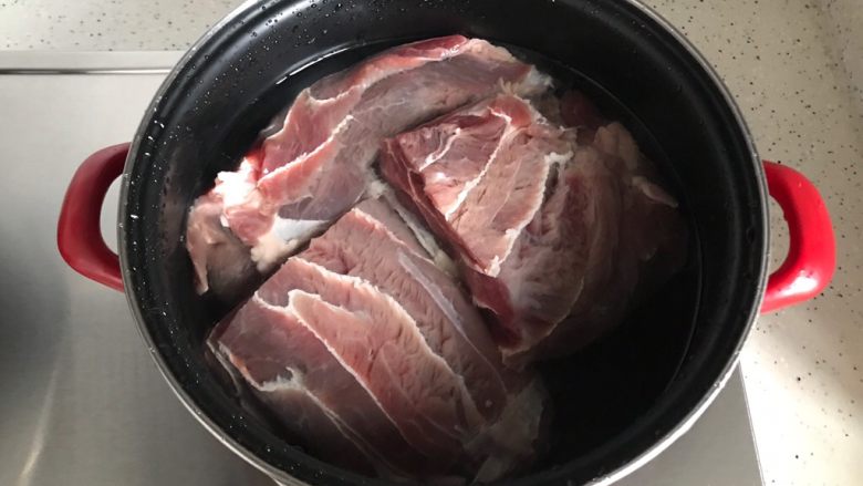 酱牛肉（高压锅版）,冷水入锅，我的锅太小，所以把肉切开了