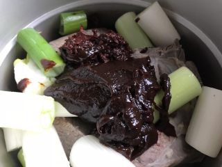 酱牛肉（高压锅版）,放入甜面酱和郫县豆瓣酱