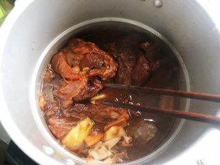 酱牛肉（高压锅版）,30分钟后，用筷子把肉翻个面，然后盖上锅盖，继续小火煮25-30分钟