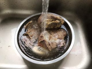 酱牛肉（高压锅版）,煮好的牛腱子肉洗净表面的浮沫