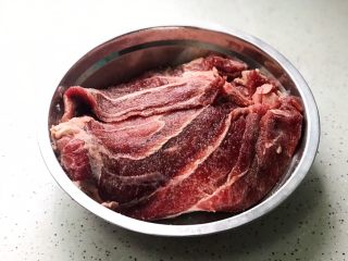 酱牛肉（高压锅版）,买回来的牛腱子肉不用洗，用细盐抹均匀