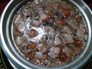 炖腊猪蹄,3.煮开后，把肉捞起来，上面的浮沫清洗干净。