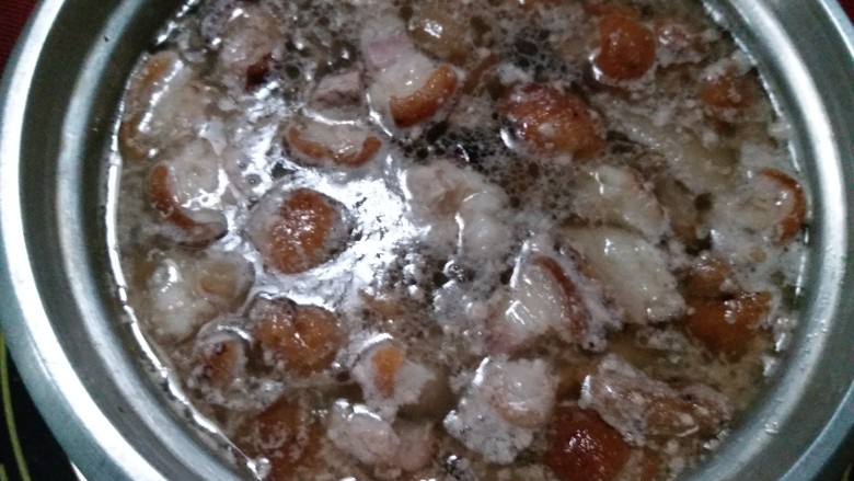 炖腊猪蹄,3.煮开后，把肉捞起来，上面的浮沫清洗干净。