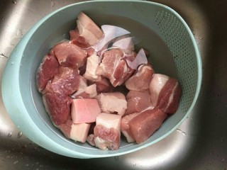 #猪年#笋烧红烧肉,两斤五花肉，洗净冷水浸泡半小时