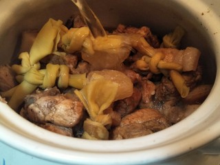 #猪年#笋烧红烧肉,砂锅中还可以加入点喜欢的小菜，把百叶结豆腐。加入两大块冰糖。