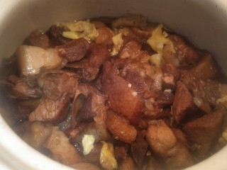 #猪年#笋烧红烧肉,文火炖煮，完成。每次要吃的时候热一下。