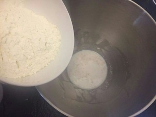 布里欧修汉堡面包🍔,稍微搅拌下倒入大碗中静止2-3分钟后加入100克高筋面粉