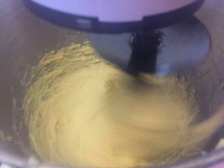 布里欧修汉堡面包🍔,中速搅打面团状态会比刚刚更加软（不要急，马上就会好哒）等到黄油和面团重新融合在一起开高速搅打大约20-25分钟