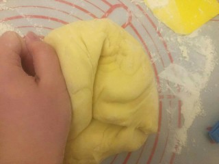 布里欧修汉堡面包🍔,面板上撒一点粉防粘（一定要撒一点不然会粘面板！）面团排气，面团向里面揉把光滑面朝外
