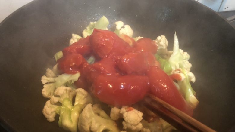 红火新年菜之番茄花菜焗蛋,倒入番茄罐头。