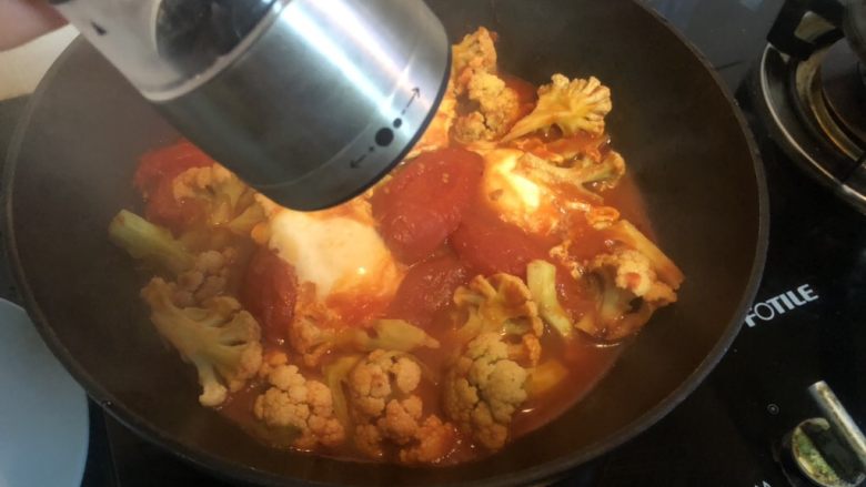 红火新年菜之番茄花菜焗蛋,至鸡蛋煮到自己喜欢的熟度，汤汁也变浓稠了，即可关火。磨入黑胡椒。