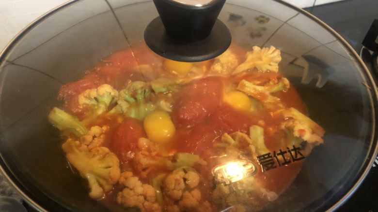红火新年菜之番茄花菜焗蛋,加盖小火焖煮。