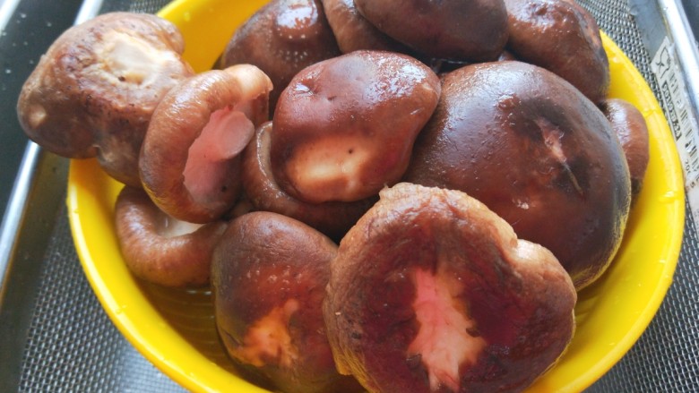 破五猪肉香菇饺子  新文美食,要一个一个清洗干净。
