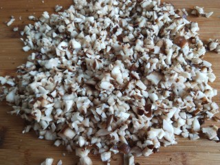 破五猪肉香菇饺子  新文美食,直接剁碎，加入适量盐，在用纱布挤出水分。