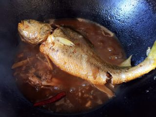 烧黄花鱼,黄花鱼炖煮半小时后，收浓汤汁