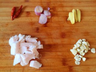 烧黄花鱼,毛葱、生姜、大蒜都切片，猪板油切碎