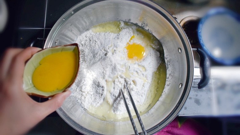 奶香葡萄干小面包（电饭锅版）,打入一个全蛋，另一个<a style='color:red;display:inline-block;' href='/shicai/ 9'>鸡蛋</a>将蛋白与蛋黄分离，只打入蛋白，蛋黄用小容器装着，备用。