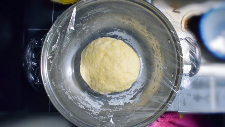 奶香葡萄干小面包（电饭锅版）,揉成光滑的面团，盖上保鲜膜，放在温暖的地方。