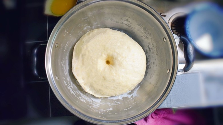 奶香葡萄干小面包（电饭锅版）,发至2~2.5倍大，用手指轻轻戳一下，面团不回缩，即可。