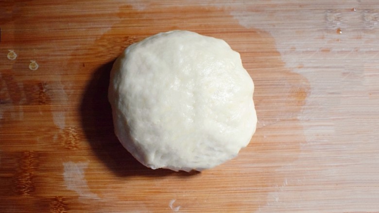 奶香葡萄干小面包（电饭锅版）,取出，复揉成光滑的面团。