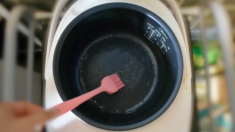奶香葡萄干小面包（电饭锅版）,将电饭锅的底部和侧面，用刷子刷一层油。