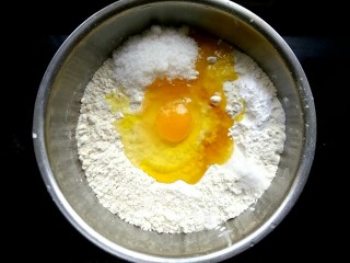 炸麻花,400克面粉，加入一个鸡蛋，5勺植物油 一克盐，适量白糖