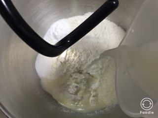 蔓越梅奶酪面包卷,加入发酵液，厨师机搅拌一下。
