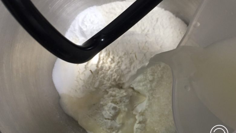 蔓越梅奶酪面包卷,加入发酵液，厨师机搅拌一下。