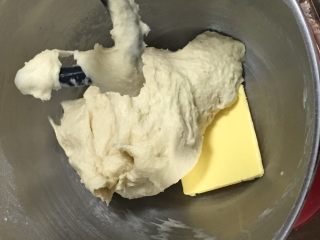 蔓越梅奶酪面包卷,加入黄油。