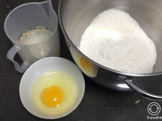 蔓越梅奶酪面包卷,准备好面包的材料，高筋粉和泡打粉混合，盐和细砂糖对角放，清水加温至37度，放入发酵粉孵化。