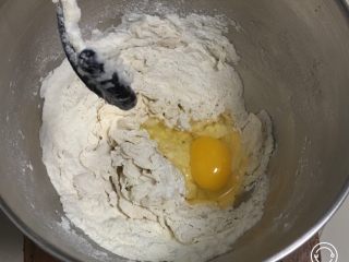 蔓越梅奶酪面包卷,加入鸡蛋。